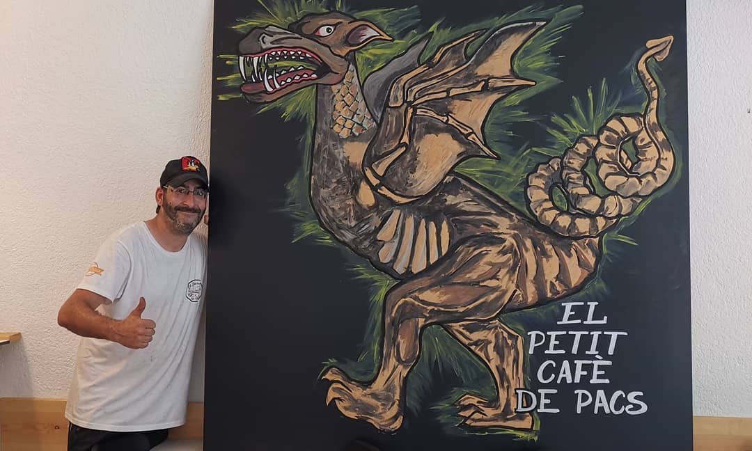 Pissarra amb il·lustració d'un drac